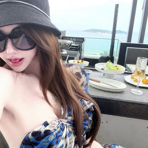 Pure desire, sexy, spicy girl, contrasting color print, slanted neck, single shoulder dress, French light luxury, waist cinched beach vacation bag, hip skirt