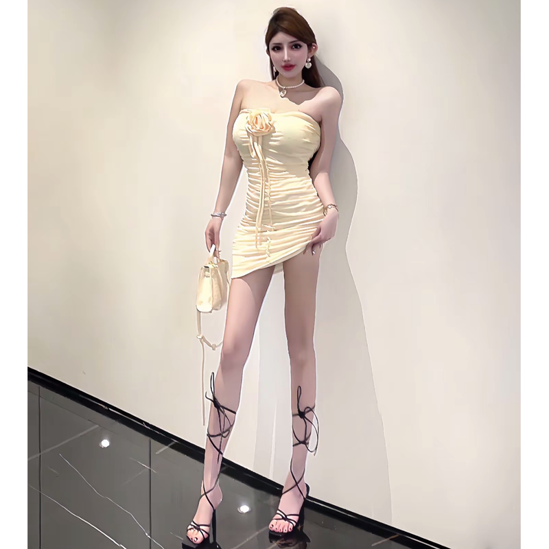 Pure desire, sexy flower decoration, neck hanging, pleated suspender, hip hugging, strapless dress, female design, niche, sweet and spicy girl