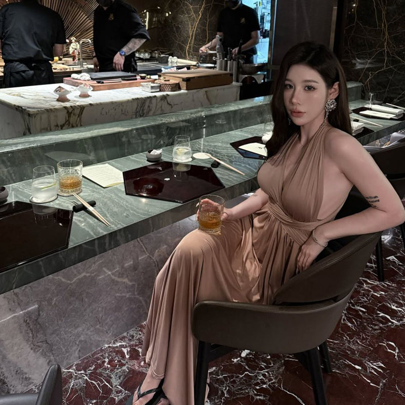 Sexy and spicy girl with low cut, backless, hanging neck dress, women's slim fit, beach vacation, slimming, hip hugging long dress