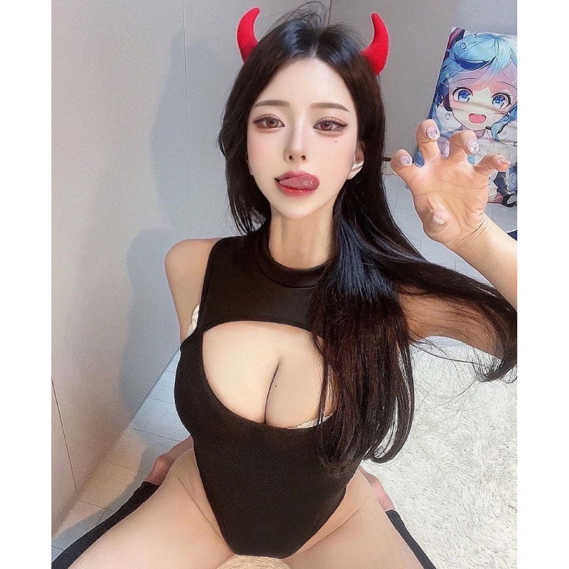 Sexy and spicy girl style hollow out chest revealing jumpsuit, slim fit and slimming, with a base layer and a pure desire for a tight fitting jumpsuit for the queen