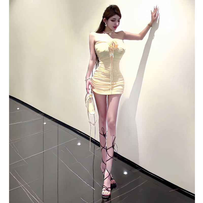 Pure desire, sexy flower decoration, neck hanging, pleated suspender, hip hugging, strapless dress, female design, niche, sweet and spicy girl