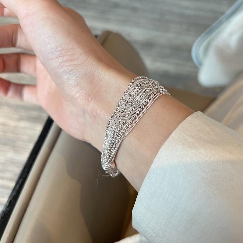 Fine and shiny brushed bracelet for women, with a light and luxurious texture. Bracelet and bracelet