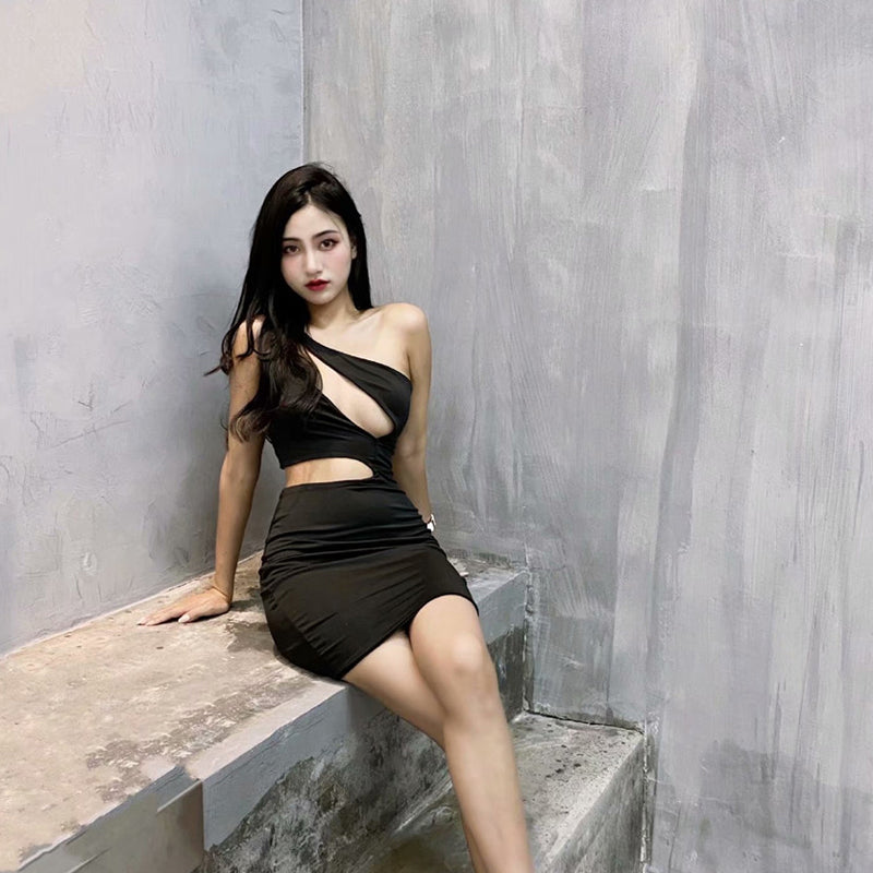 Internet celebrity black sexy low cut hollow irregular shoulder sleeveless slim fit foreign style hip dress short skirt female summer