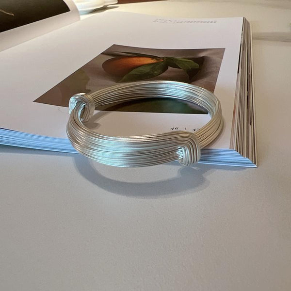 Fine and shiny brushed bracelet for women, with a light and luxurious texture. Bracelet and bracelet