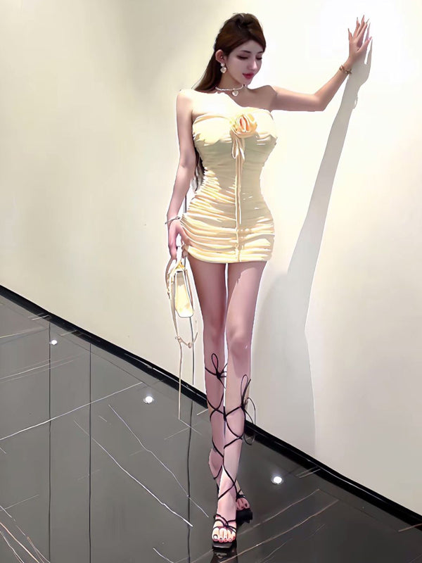 Pure desire, sexy flower decoration, neck hanging, pleated suspender, hip hugging, strapless dress, female design, niche, sweet and spicy girl