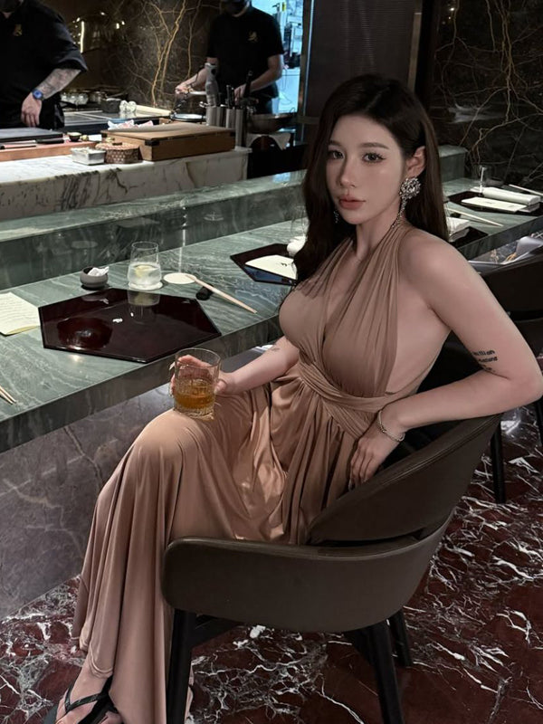 Sexy and spicy girl with low cut, backless, hanging neck dress, women's slim fit, beach vacation, slimming, hip hugging long dress