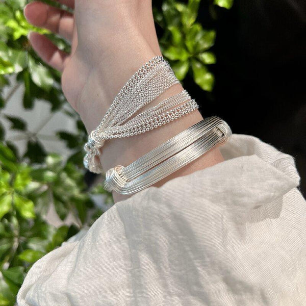 Fine and shiny brushed bracelet for women, with a light and luxurious texture. Bracelet and bracelet