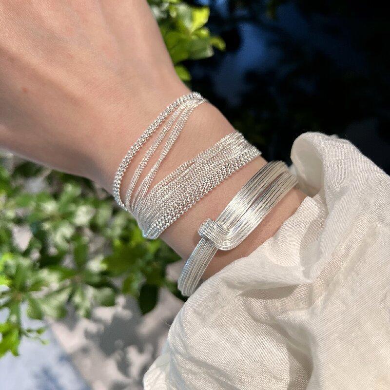 Fine and shiny brushed bracelet for women, with a light and luxurious texture. Bracelet and bracelet