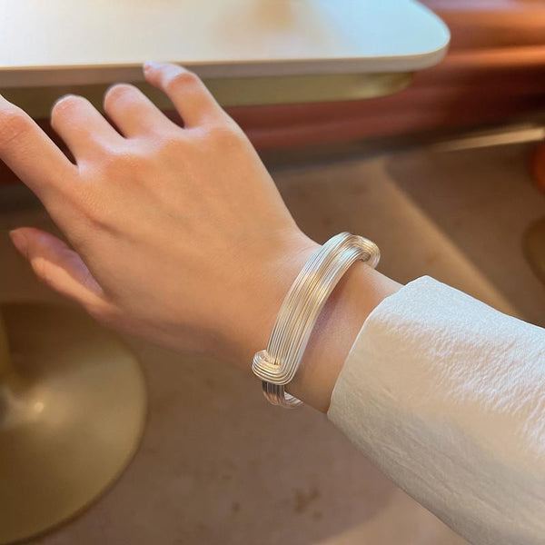 Fine and shiny brushed bracelet for women, with a light and luxurious texture. Bracelet and bracelet